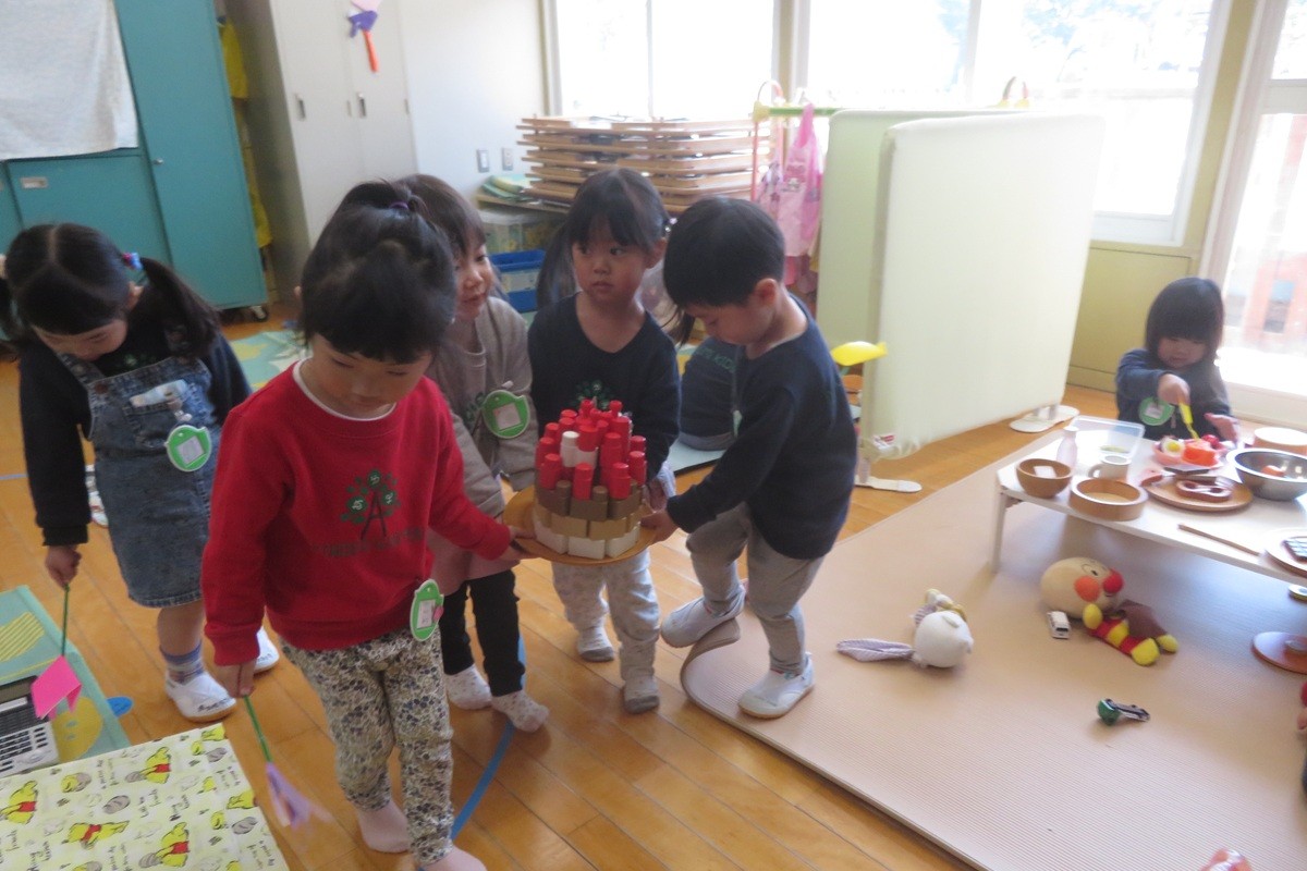 園庭で子どもたちと過ごす先生たち