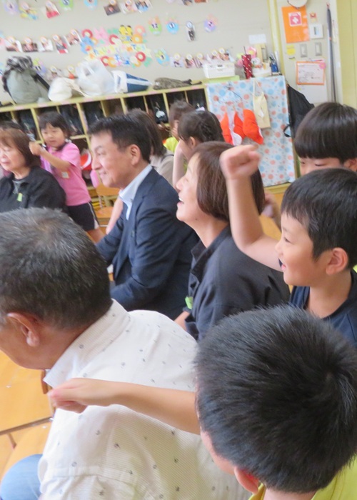 肩を叩く園児