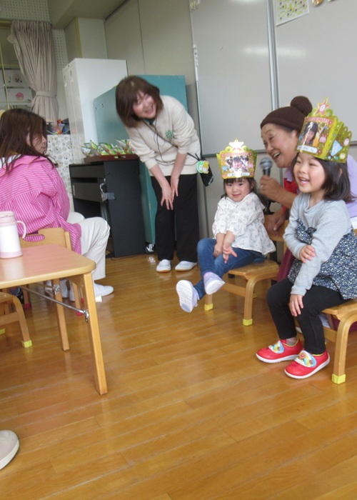 園長と笑顔の園児