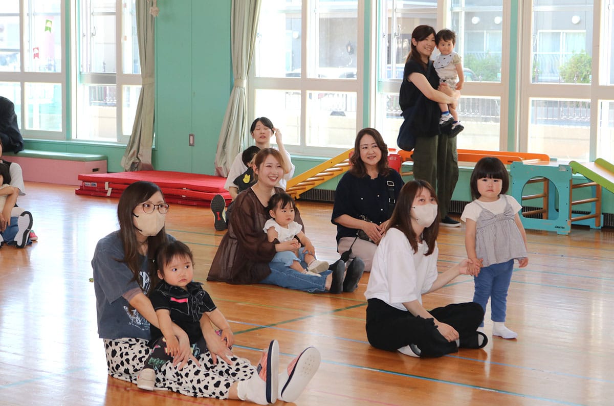 親子で子育て支援の活動に参加する様子