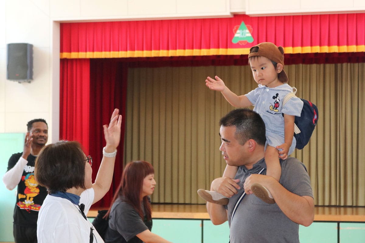 保護者に肩車をしてもらう子ども