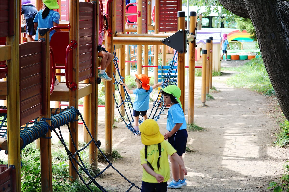 遊具で遊ぶ園児