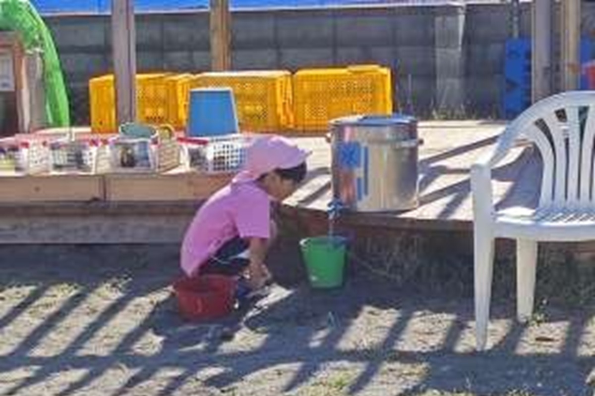 制作を楽しむ園児