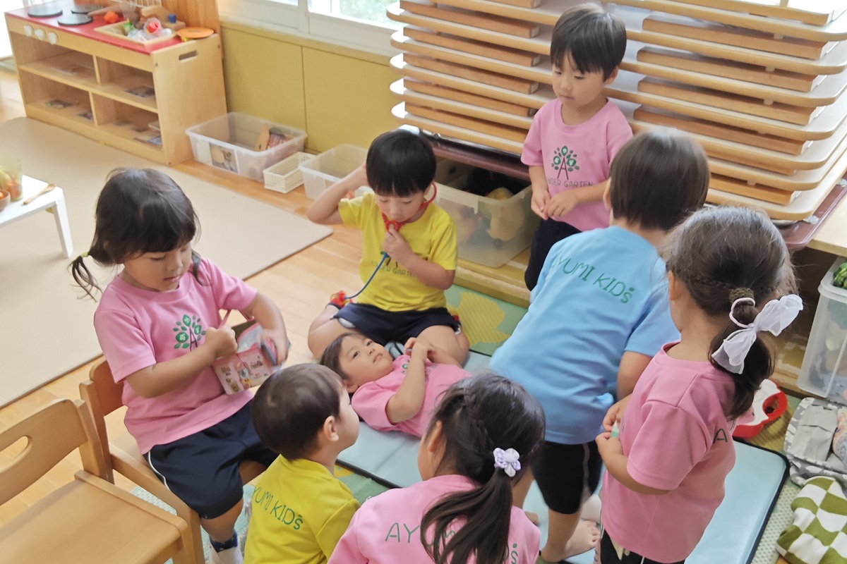 一緒に遊ぶ園児
