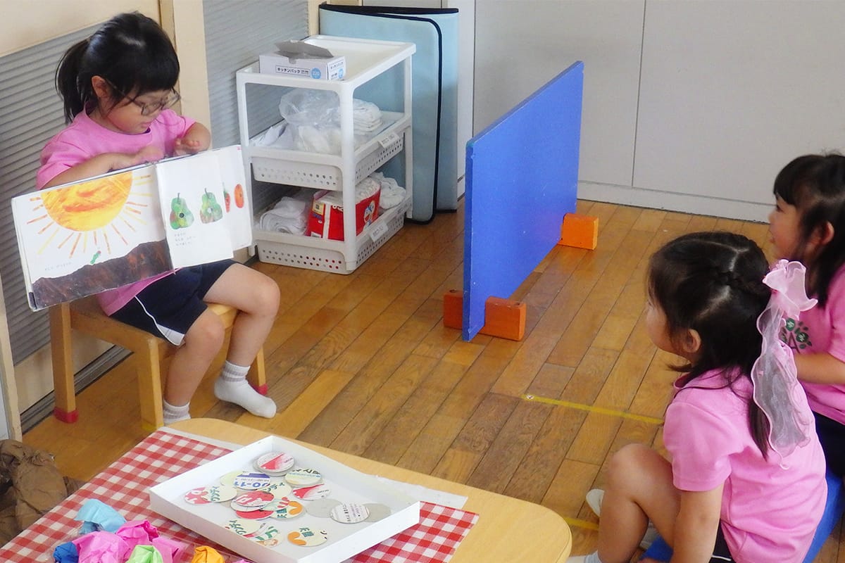 絵本を読み合う園児